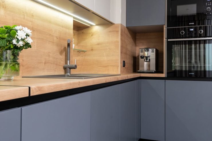 Wyspa kuchenna 3 w 1: hydroponika + kompost bokashi + filtr biochar – mebel, który zamyka obieg w domu