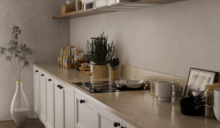 Meble z magazynem ciepła: domowe PCM, glina i zeolit – chłodzące szafy, ciepłe ściany i kuchnia bez prądu