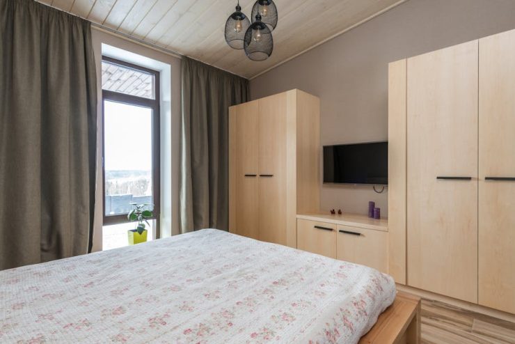 Sufitowe tory XY – ruchome meble i oświetlenie, które uwalniają podłogę