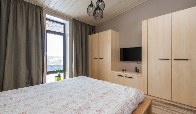 Sufitowe tory XY – ruchome meble i oświetlenie, które uwalniają podłogę