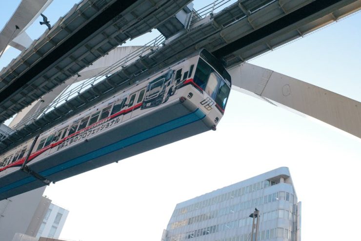 Sufitowa kolej meblowa – podwieszane szafy i stoły na szynach. Jak odzyskać metrów kwadratowych w kawalerce bez generalnego remontu