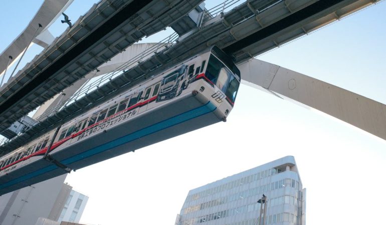 Sufitowa kolej meblowa – podwieszane szafy i stoły na szynach. Jak odzyskać metrów kwadratowych w kawalerce bez generalnego remontu