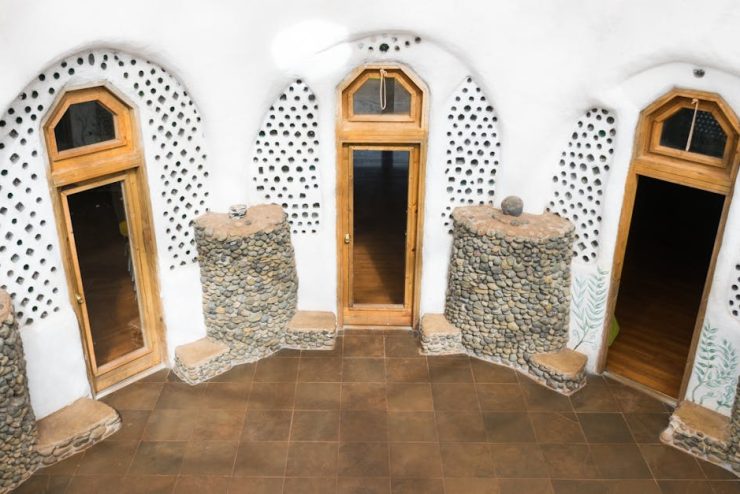 PCM w ścianie: gliniane panele z solami uwodnionymi – cicha, pasywna klimatyzacja do mieszkania bez klimatyzatora