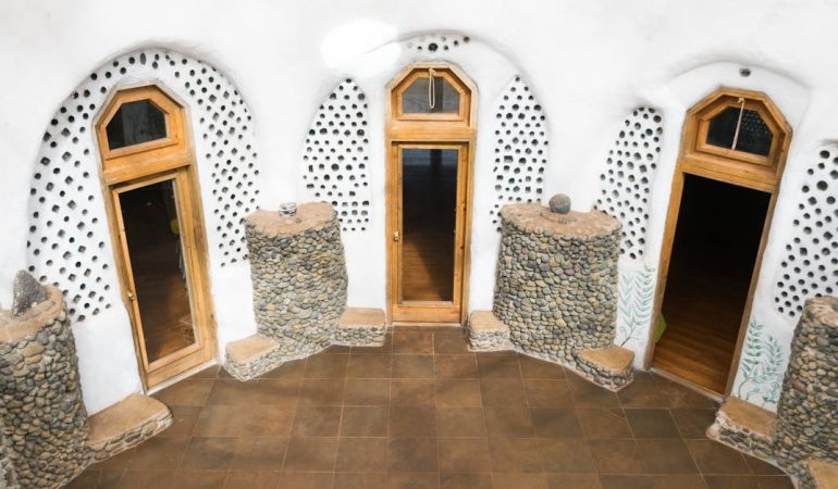 PCM w ścianie: gliniane panele z solami uwodnionymi – cicha, pasywna klimatyzacja do mieszkania bez klimatyzatora