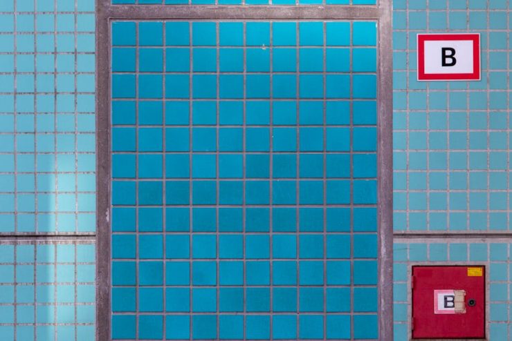 Chłodzące płytki z porowatej ceramiki do wnętrz – dekor, który realnie obniża odczuwalną temperaturę